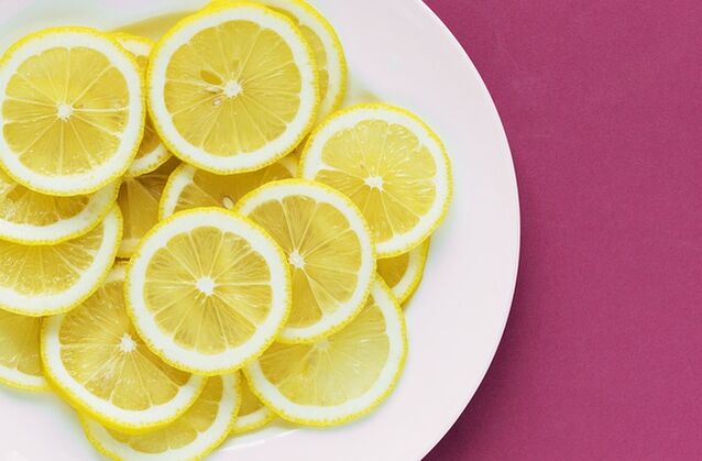 Limon, potens uyarıcısı olan C vitamini içerir. 